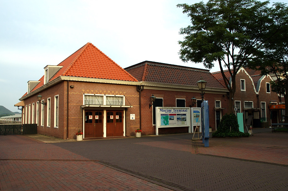 �n�E�X�e���{�X �}�����^�[�~�i��